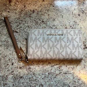 Michael Kors Clutch Wristlet Zip Wallet
